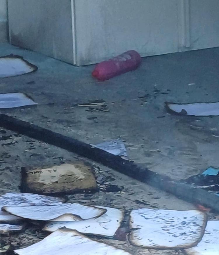 Incendio scuola a Villaggio Falcone, trovata bottiglia alcol in locale archivio