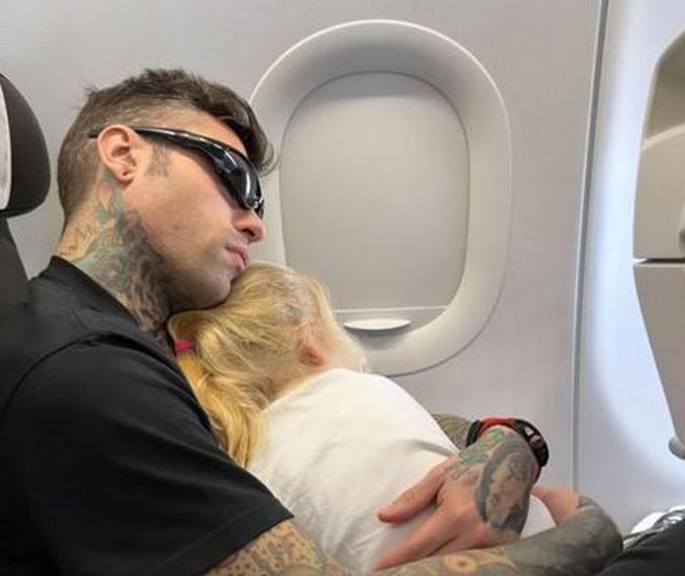 Fedez sull'aereo con la figlia Vittoria - La foto postata su Instagram
