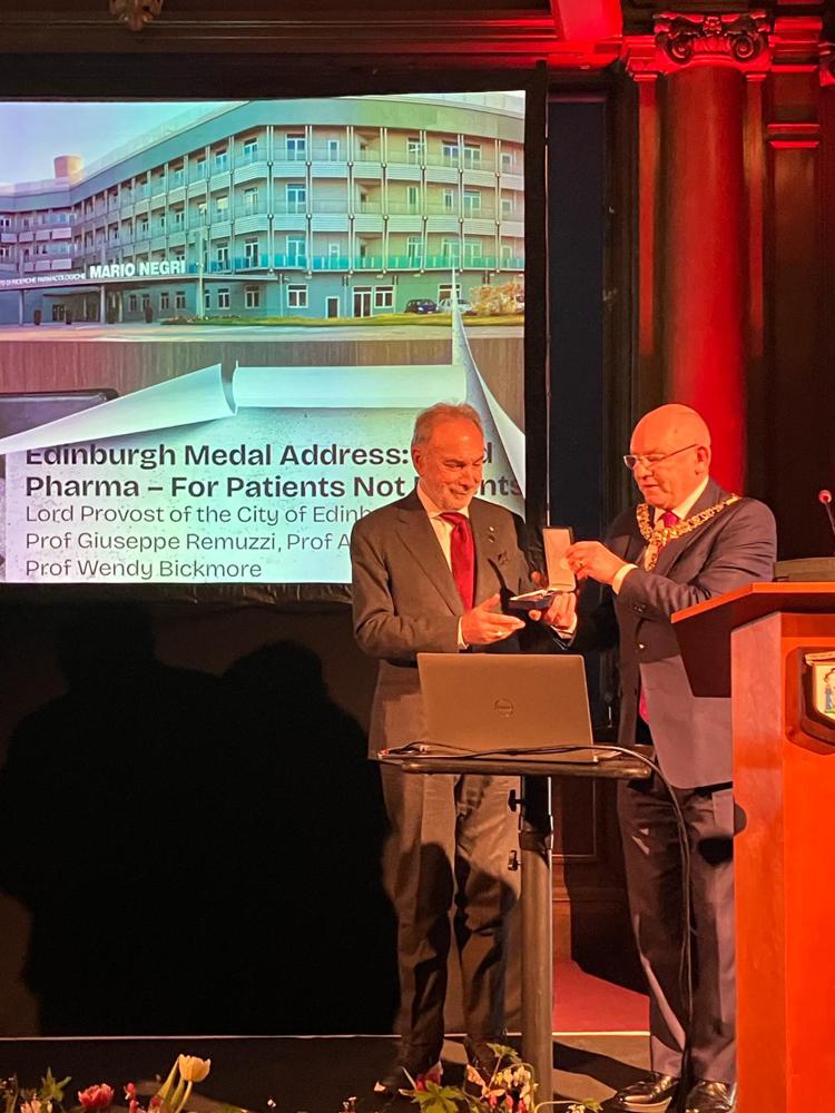 Il direttore dell'Istituto Mario Negri, Giuseppe Remuzzi, riceve la Edinburgh Medal