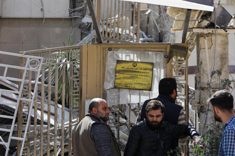 L'attacco all'ambasciata iraniana a Damasco (Afp)