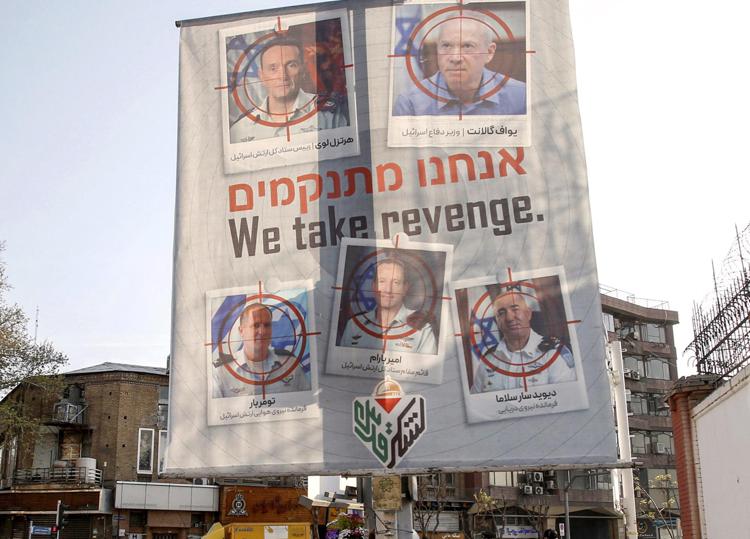 Un cartello apparso a Teheran all'indomani dell'attacco israeliano all'ambasciata iraniana a Damasco - Afp