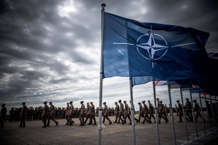 Soldati e bandiere Nato - Fotogramma /Ipa