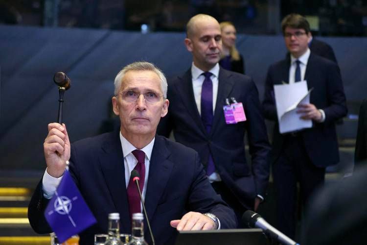 C'est le Début de la Fin - Page 11 Nato_stoltenberg_seduto_afp