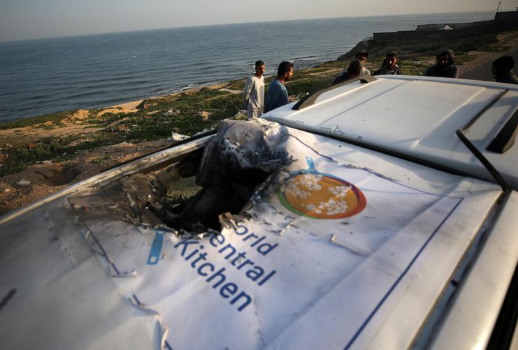 L'auto degli operatori umanitari Wck uccisi da un raid israeliano - Fotogramma /Ipa