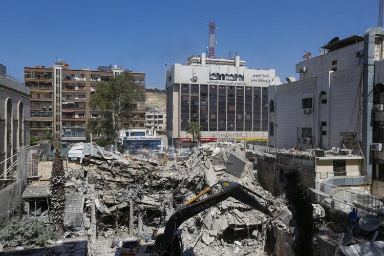Conseguenze del raid attribuito a Israele contro il consolato iraniano a Damasco, in Siria - (Afp)