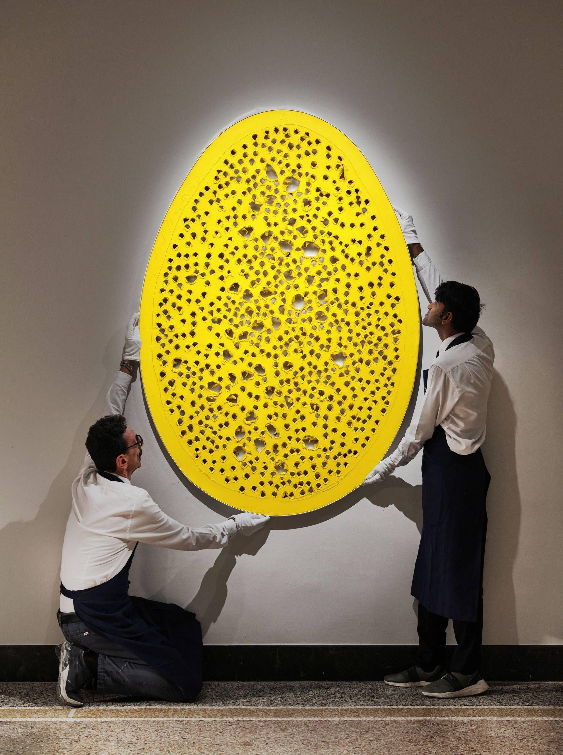 New York'ta kayıt arayışında olan Lucio Fontana'nın 'Concetto mekansal'ı