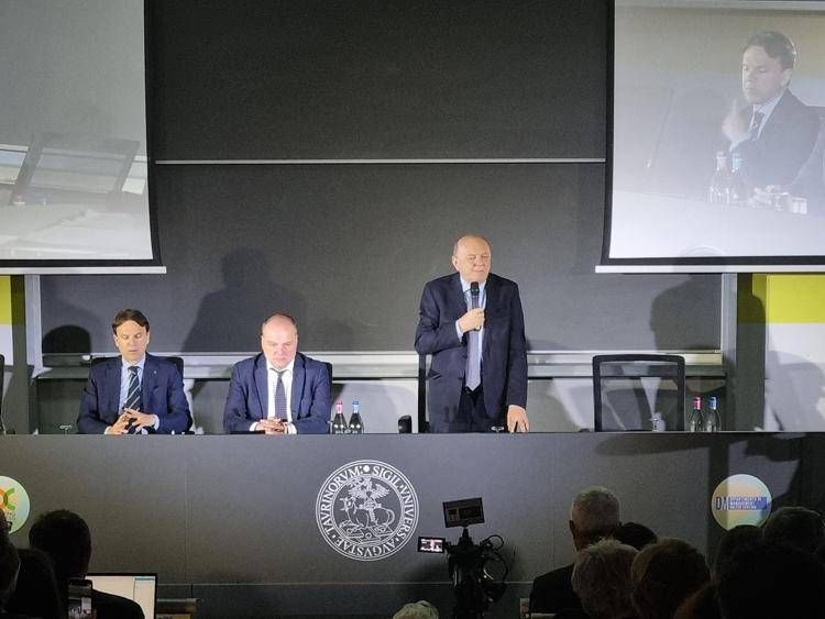 Sostenibilità, Pichetto: "Transizione green impossibile senza sviluppo" Sostenibilità, Pichetto: "Transizione green impossibile senza sviluppo"