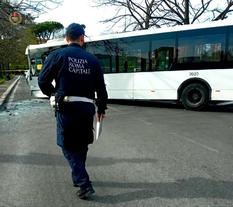 Incidente tra bus a Roma