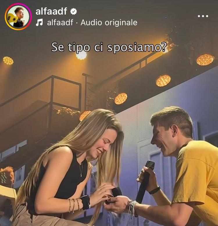 La proposta di matrimonio sul palco di Alfa (Foto dal video su Instagram)