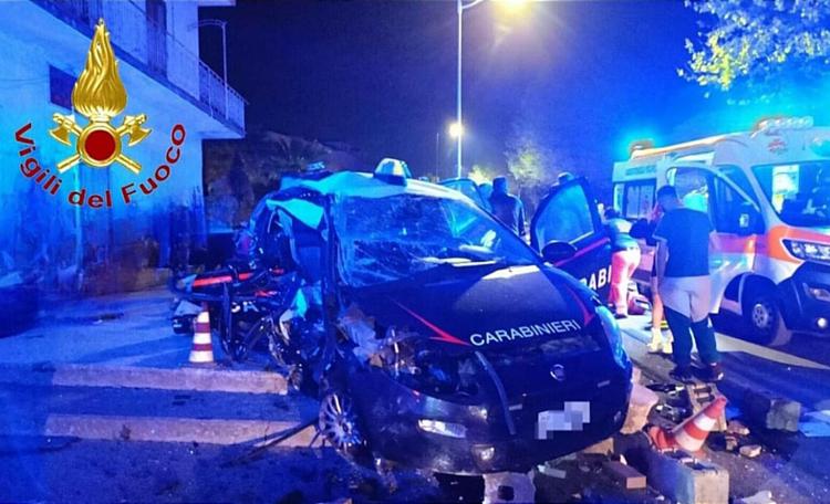 L'auto dei carabinieri rimasti uccisi nell'incidente in provincia di Salerno