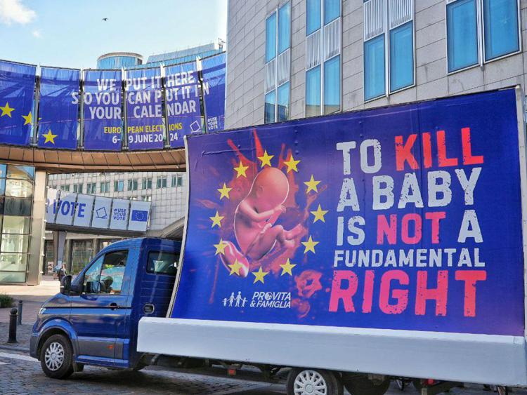 Il camion vela di Pro Vita e Famiglia a Bruxelles davanti al Parlamento Europeo