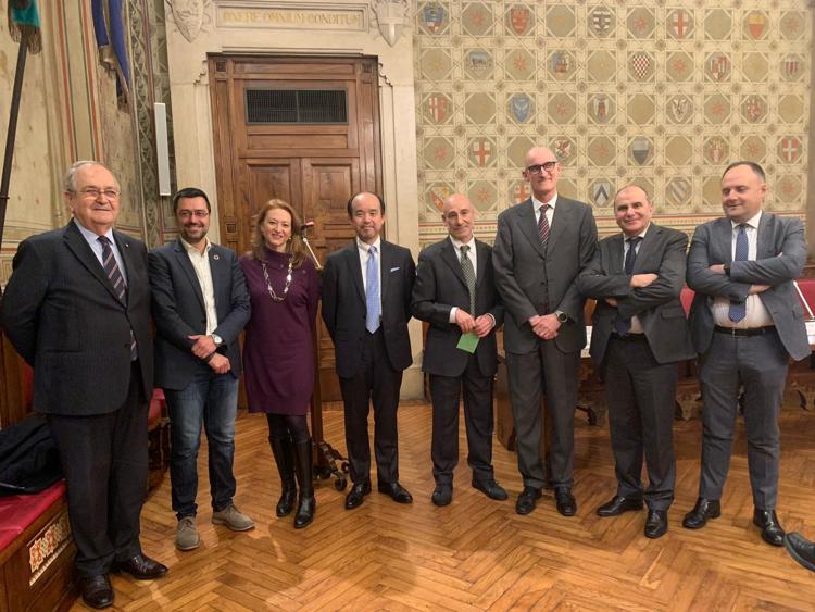 Il professor Naohisa Yahagi, al centro, insieme  ai vertici dell'Asst Ovest Milanese, e alle autorità cittadine e regionali (foto Adnkronos Salute)