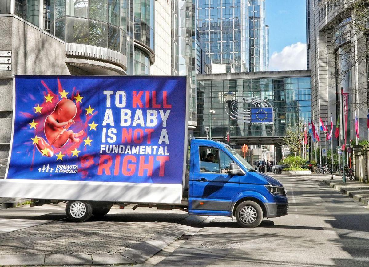 Campagna shock Pro Vita a Bruxelles contro aborto in Carta Diritti UE