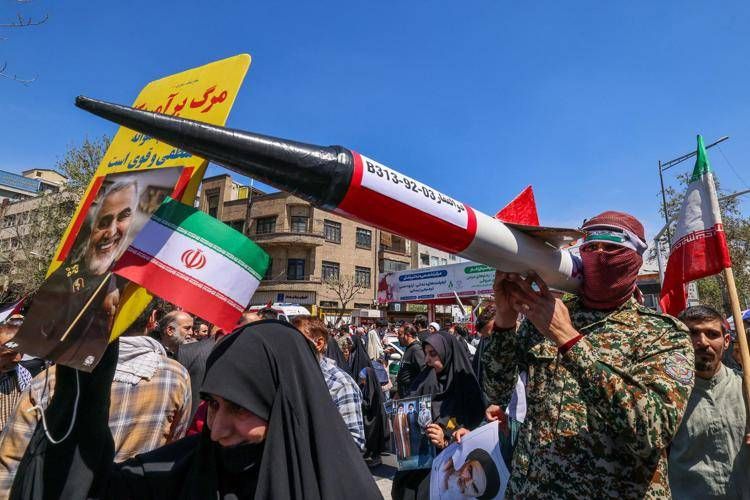 Funerali a Teheran dei 7 pasdaran uccisi a Damasco (Afp)