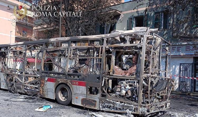 L'autobus incendiato