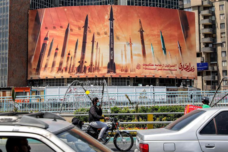I missili iraniani in un cartellone a Teheran - Afp