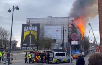 Danimarca, violento incendio alla Borsa di Copenaghen: crollata la guglia - Vid