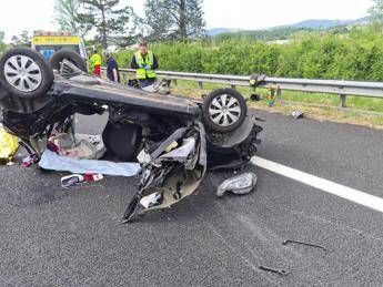 A1, auto tampona tir e si ribalta: morta ragazza di 21 an