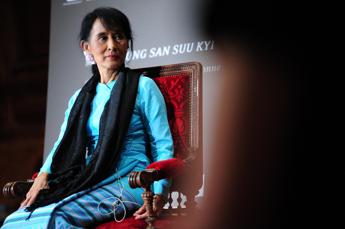 Aung San Suu Kyi esce dal carcere, trasferita agli arresti domicilia