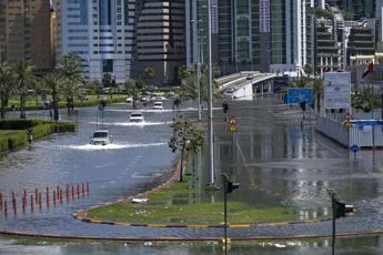 Negli Emirati mai così tanta pioggia in 75 anni, 18 morti in Oman per alluvio