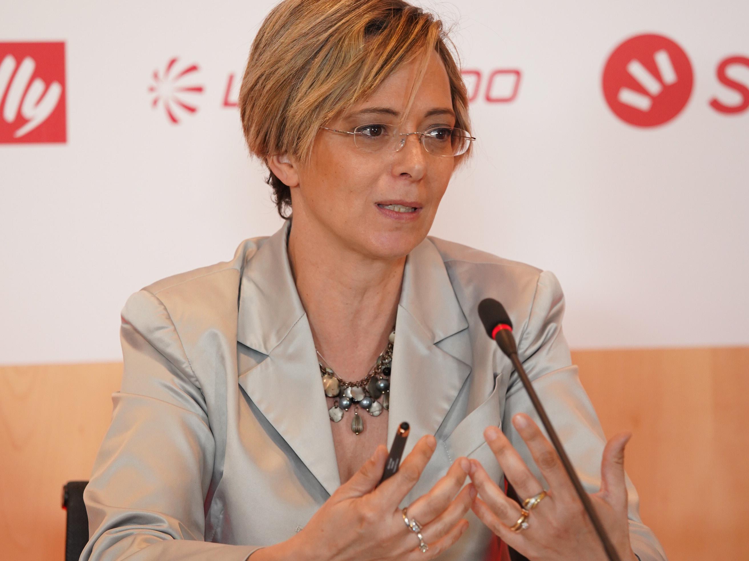 Isabella Roth, Dış İletişim Başkanı