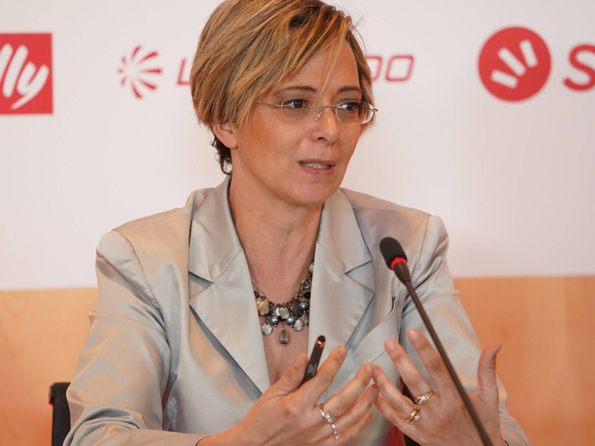 Isabella Roth, Dış İletişim Başkanı