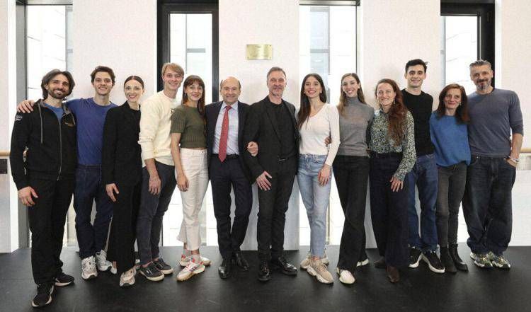 Il sovrintendente Dominique Meyer, il direttore del corpo di ballo Manuel Legris, l'étoile Nicoletta Manni, i maîtres de ballet e il corpo di ballo all'inaugurazione della nuova sala ballo scaligera intitolata a Carla Fracci