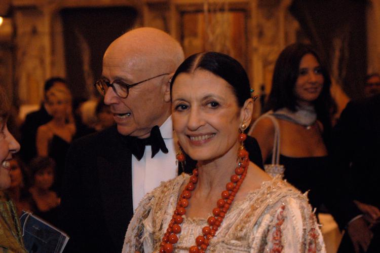 Il maestro Beppe Menegatti accanto alla moglie Carla Fracci - (Fotogramma)