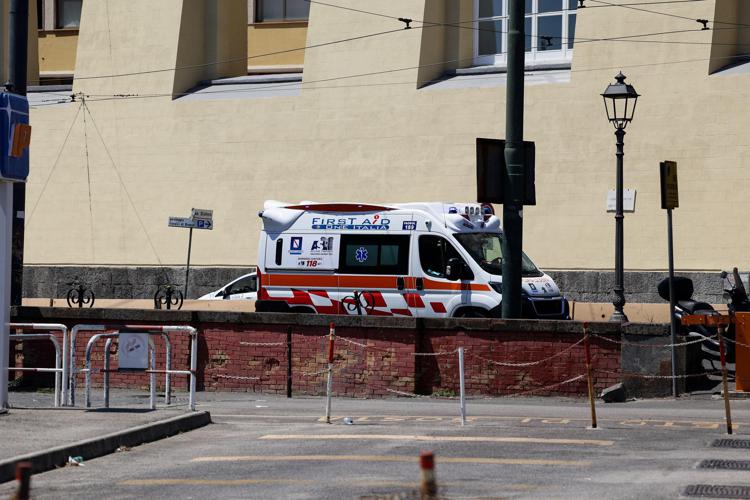 Ambulanza al Molo Beverello, Napoli - Fotogramma