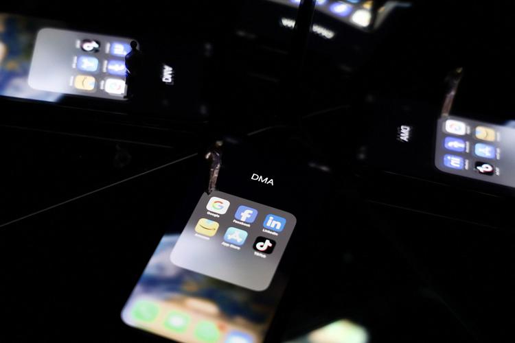 Apple rimuove WhatsApp e Threads dallo store in Cina, Pechino: "Ragioni di sicurezza"