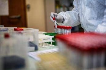 Covid, rilevata in Italia la variante KP.2: è più trasmissibile e immunoevasi