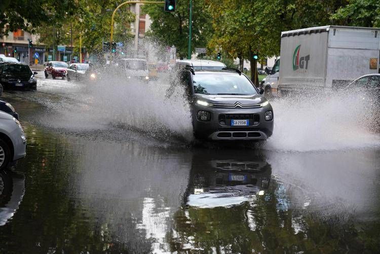 Un'auto in una giornata di pioggia