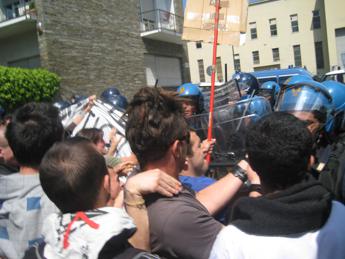 Torino, tensioni a corteo pro-Palestina: scontri e feri