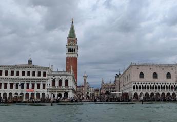 Venezia, pezzi di cemento cadono dal campanile di San Marco: avviati accertamen
