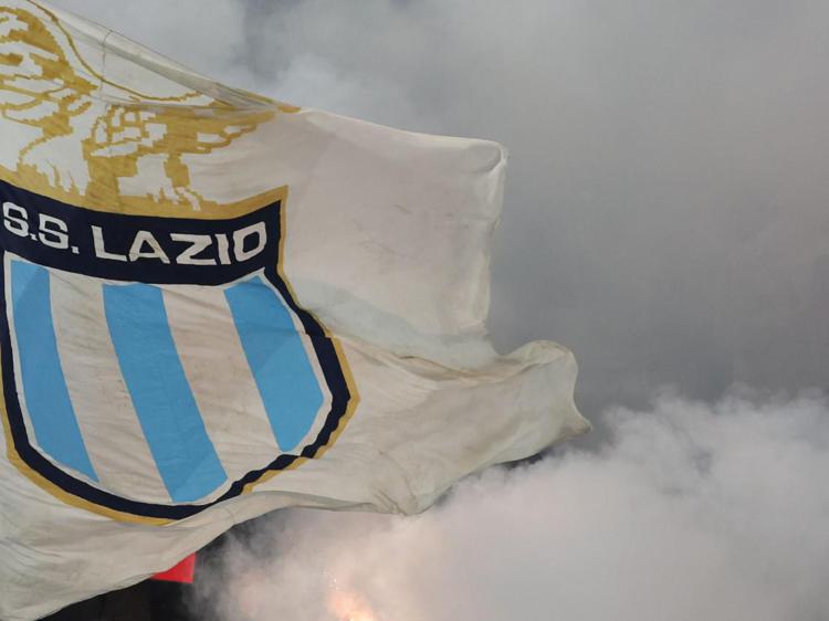Bandiera dei tifosi della Lazio ieri allo stadio (Fotogramma/Ipa)