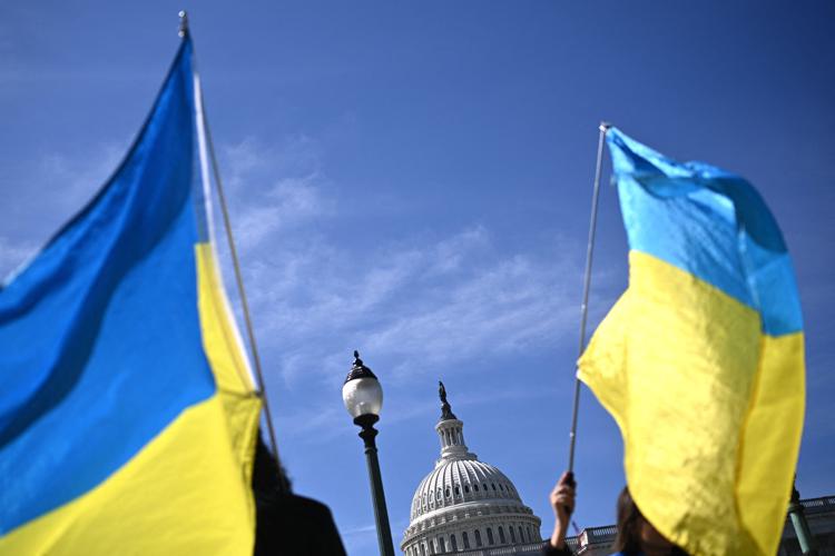 Attivisti sventolano bandiere ucraine  a Washington (Afp)