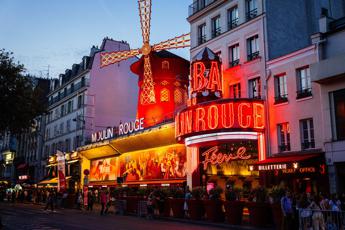 Francia, cadute le pale del Moulin Rouge a Pari