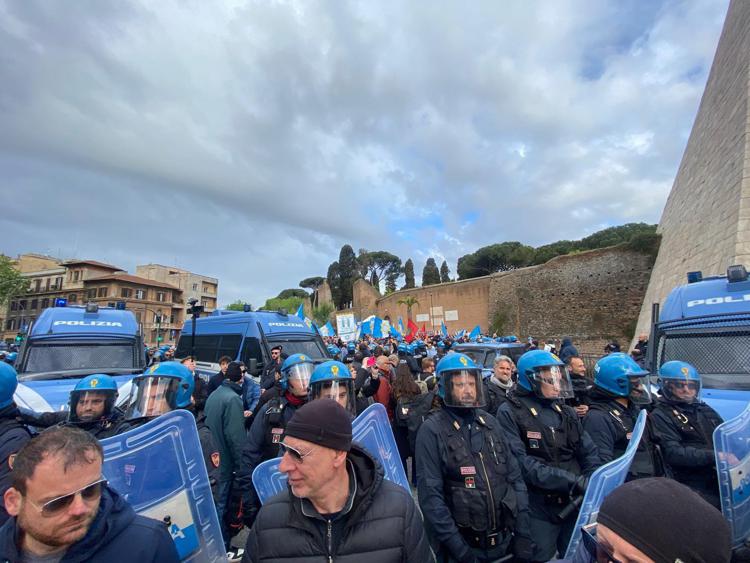 25 aprile, manifestazioni in tutta Italia: tensioni a Roma tra cortei