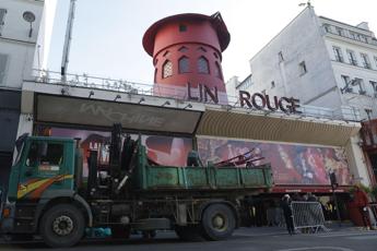 Moulin Rouge Parigi, cadute pale e alcune lette