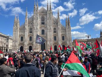 25 aprile, presidio pro Palestina in una piazza Duomo pie