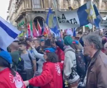 25 aprile, tensioni a Milano: manifestanti pro Palestina contro Brigata ebrai