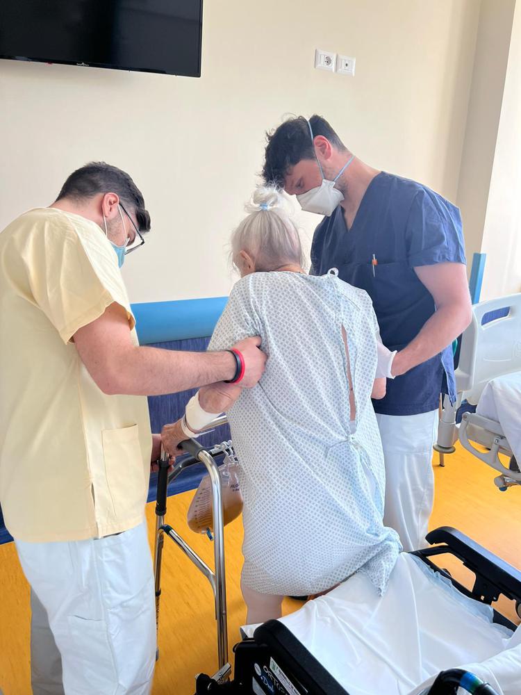 Maria protesi d'anca a 101 anni, in piedi a 36 ore dall'intervento