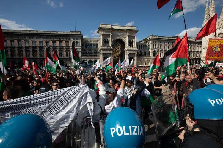 Scontri a Milano durante il 25 aprile - (Fotogramma)