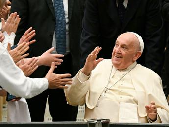 Papa incontra nonni e nipoti in Vaticano, ci sono anche Lino Banfi e Al Ba