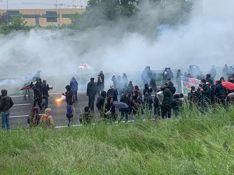 La tangenziale di Torino bloccata dai manifestanti