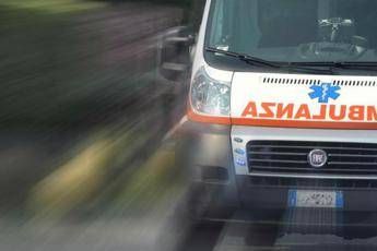 Roma, auto contro semaforo a Torre Maura: morto 26enne