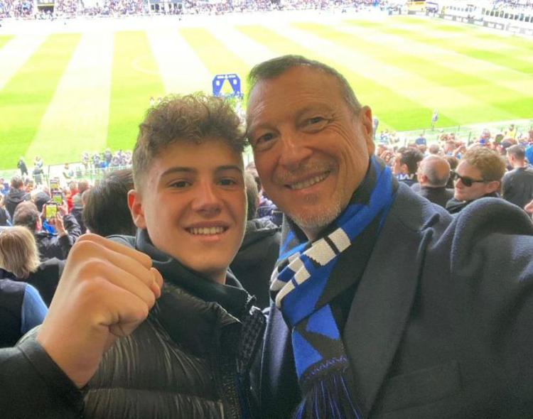 Amadeus con il figlio allo stadio. Foto da Instagram ufficiale