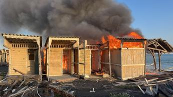 Ostia, in fiamme stabilimento La Casetta: distrutte alcune cabine - Foto...