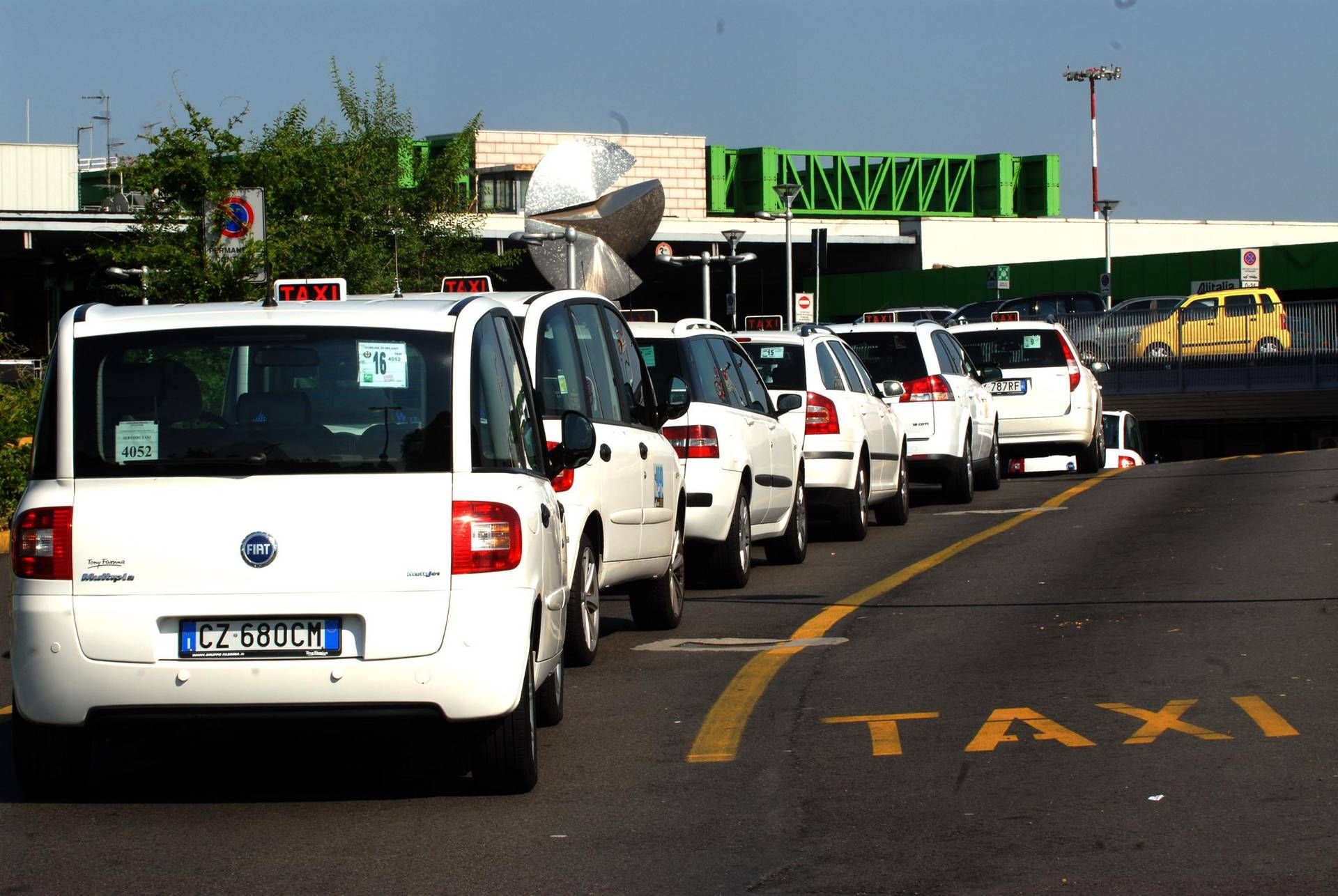 Taxi - sindacati sospendono sciopero 5-6 giugno