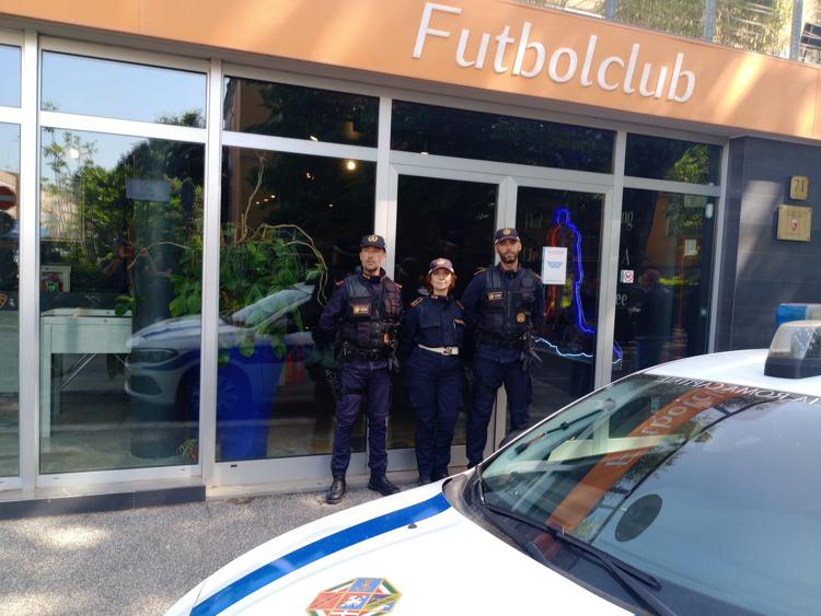 Polizia locale all'Orange Futbolclub